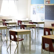 Une salle de classe d'école vide.