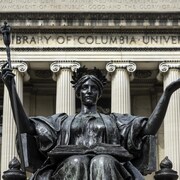 La statue en bronze « Alma Mater » devant l'escalier de la bibliothèque Low de l'Université Columbia.