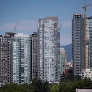 Des tours d'habitations à Vancouver, avec des constructions en cours. 