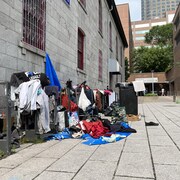 Amoncellement à côté d'une fontaine, à proximité du Palais des congrès.