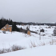 Village de Magpie sur la Côte-Nord en hiver (maisons et église dans un paysage enneigé).