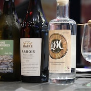 Des bouteilles de vins et de spiritueux.