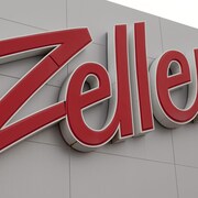 Gros plan sur l'enseigne d'un magasin Zellers. 