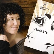 Montage photo de l'auteure Alexandra Gilbert et de son livre « Obsolète ».