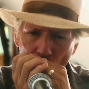 Portrait de l'artiste en gros plan jouant de l'harmonica