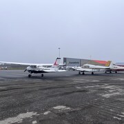 Trois petits avions à l'aéroport de Matane.