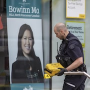 Des policiers de la GRC enquêtent sur la détonation survenue à l'extérieur du bureau de la députée néo-démocrate Bowinn Ma à North Vancouver, C.-B., le vendredi 27 juin 2025. 