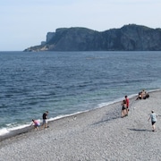 Des touristes profitent de la plage de galets du Cap-Bon-Ami                               
