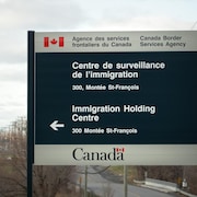 Une affiche indiquant le Centre de surveillance de l'immigration à Laval.