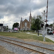 La voie ferrée devant l'église.