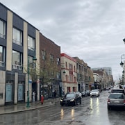 Le centre-ville de Sherbrooke sous la pluie. 