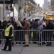 Des personnes font la file devant l'édifice Sir-John-A.-Macdonald.