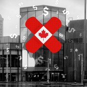 Photographie du Centre national des arts avec un pansement aux couleurs du drapeau du Canada placé sur l'édifice. Des symboles de dollars flottent autour du pansement.