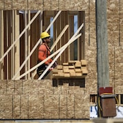 Un ouvrier de la construction sur un chantier.