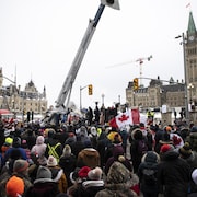 Des manifestants devant le parlement d'Ottawa.