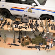 La Gendarmerie royale du Canada a procédé à la saisie lundi d’armes d’épaule, de gilets pare-balles, d’armes de poing, d'une grande quantité de munitions et d'une machette perquisitionnées dans trois remorques de manifestants à Coutts, en Alberta.