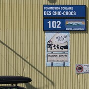 Un édifice jaune du Centre de services scolaire des Chic-Chocs à Gaspé