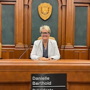 Danielle Berthold assise à son pupitre de présidente.