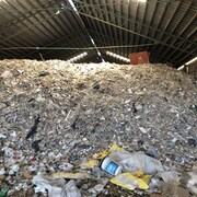 Des tonnes de déchets dans un bâtiment délabré.
