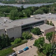 Le bâtiment abritant les Archives provinciales de la Saskatchewan ainsi que la station de CBC/Radio-Canada à Regina, en juin 2023.