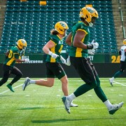 Des joueurs de football qui courent sur le terrain. Juin 2025.