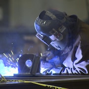 Un soudeur au travail