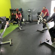 Les quatre personnes sur des vélos dans un centre d'entraînement. 
