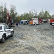 Une voiture de police et un camion de pompier sur les lieux d'un incendie.