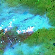 Une image satellite montre le feu près de Sambaa K'e.
