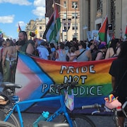Des manifestants avec des drapeaux LGBTQI+ et palestiniens.