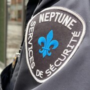 Logo de l'entreprise de sécurité sur un habit de travail. 