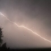 Un éclair sillone le ciel