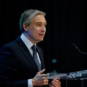 François-Philippe Champagne prononce un discours devant un podium.