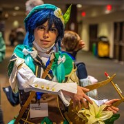 Une jeune femme costumée en un personnage d'un jeu vidéo.