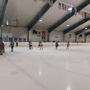 Des jeunes joueuses sur la glace. 