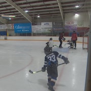 Le hockey « timbits » à l'Aréna Notre-Dame dans le quartier de Saint-Boniface à Winnipeg.