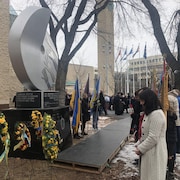 Des fleurs ont été déposées aux pieds du monument commémoratif de l'Holodomor à l'Hôtel de Ville d'Edmonton. 