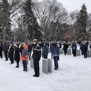 Des jeunes de l'École secondaire Riverbend d'Edmonton étaient présents pour déposer un coquelicot sur les pierres tombales des soldats canadiens au cimetière historique Beechmount. 