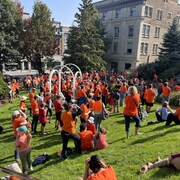 Une foule rassemblée devant l'hôtel de ville de Sherbrooke.