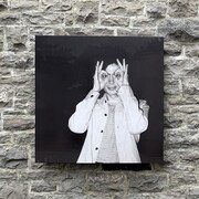 Des oeuvres du photographe japonais Kan Azuma exposées sur un mur.