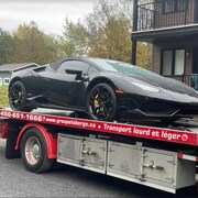 Une voiture sur un camion de remorquage. 
