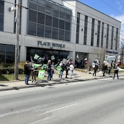 Des manifestants devant un bâtiment.