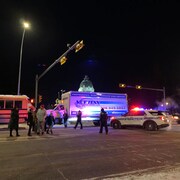 Des manifestants et des policiers près de l'Assemblée législative à Regina.