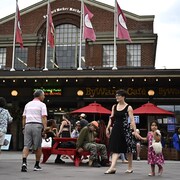 Des personnes visitent le marché By à Ottawa.