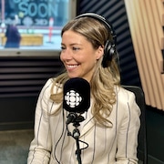 Maude Marquis-Bissonnette sourit, assise dans un studio de radio.