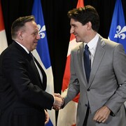 Le premier ministre Justin Trudeau serre la main de son homologue du Québec, François Legault.