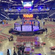 Le ring en cours de préparation. 