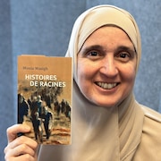L’écrivaine Monia Mazigh qui tient son livre «Histoires de racines».