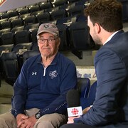 Entrevue de l'animateur du TJ Est-de-Québec Charles Alexandre Tisseyre avec un partisan de la première heure de l'Océanic, Gervais Pigeon.