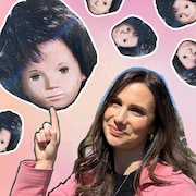 Montage de la reporter culturelle Camille Bourdeau et d'un visage d'une poupée.